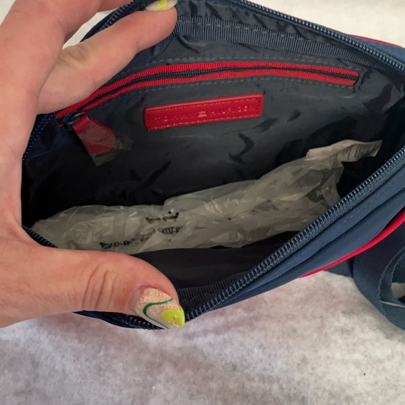 ⭐️SALE🎄Tommy Hilfiger Crossbody - Picture 6 of 9